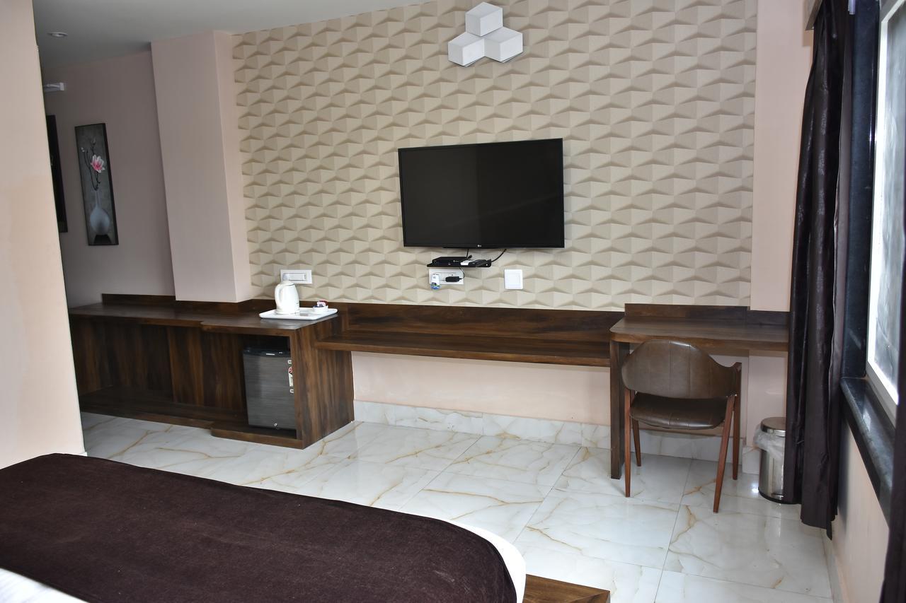 Hotel Daftari Palace Kishanganj エクステリア 写真